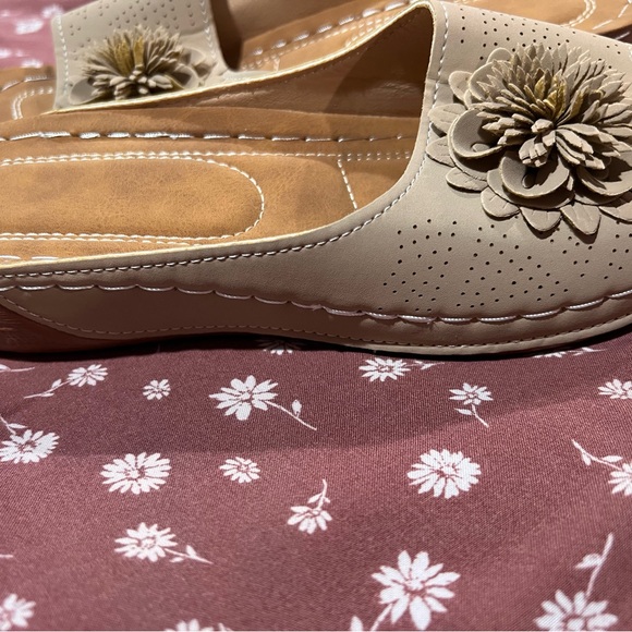 Size 9 Novera Orthopedic
Wedge Sandals - Picture 5 of 6